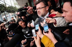 Australian Consul-General Tom Connor (centre) makes a statement to the media outside the Shanghai No. 1 Intermediate People's Court in Shanghai, on March 22, following the first day in the trial of four Rio Tinto employees.